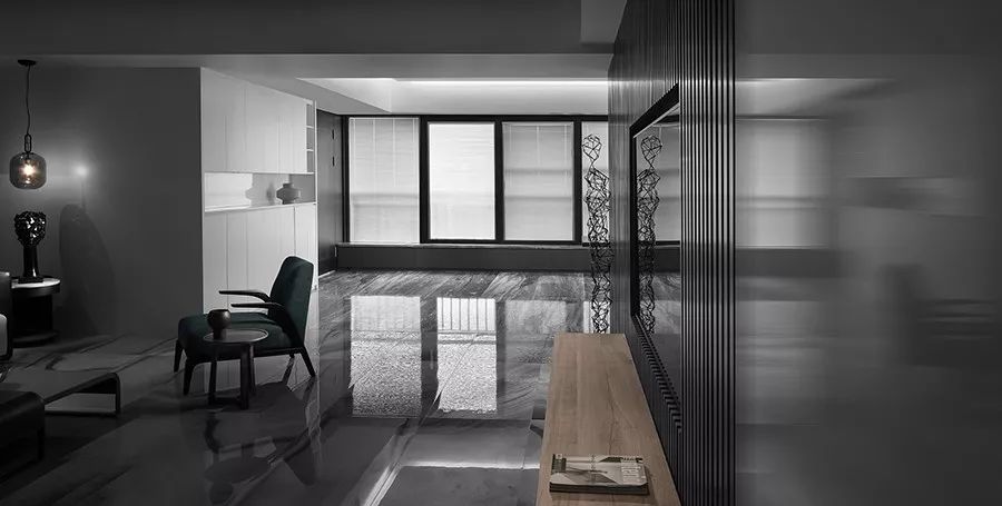 质感源·C 宅 | 黑色神秘魅力的戏剧性空间-28