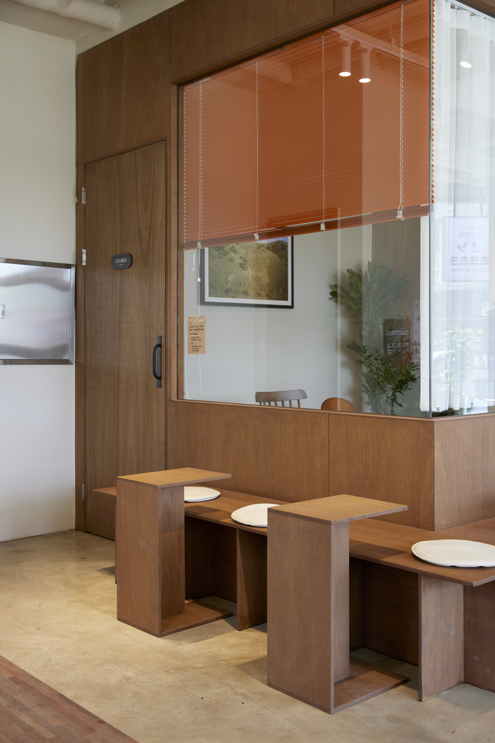 "50 平米白色木质甜品咖啡厅设计"-21