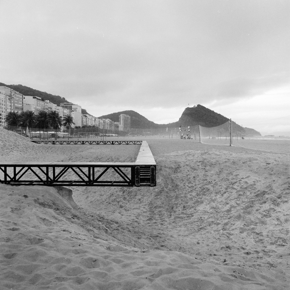 巴西 Copacabana 海滩装置艺术“时间和海滩”-39