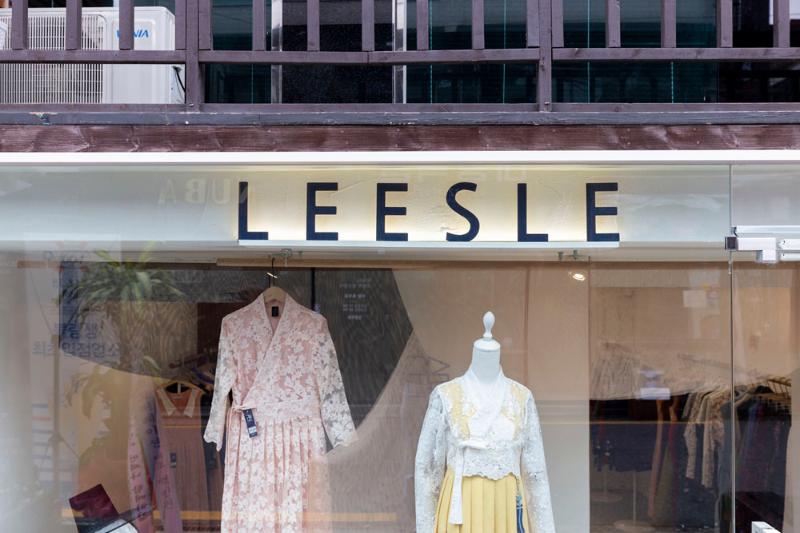 12 平米生活韩服店，白色&原木打造温馨空间-9