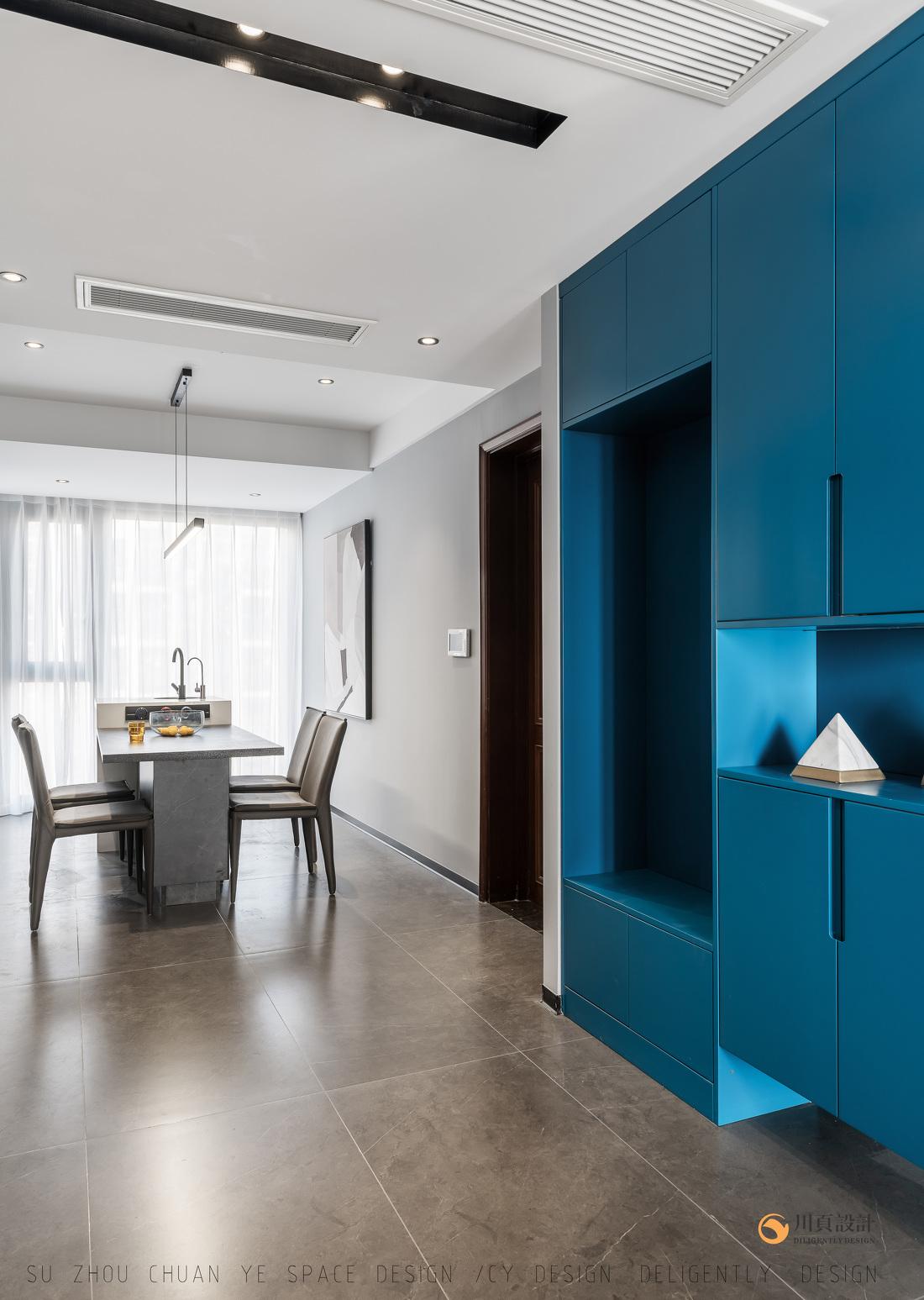 极简黑白灰空间中的宁静“蓝”-12