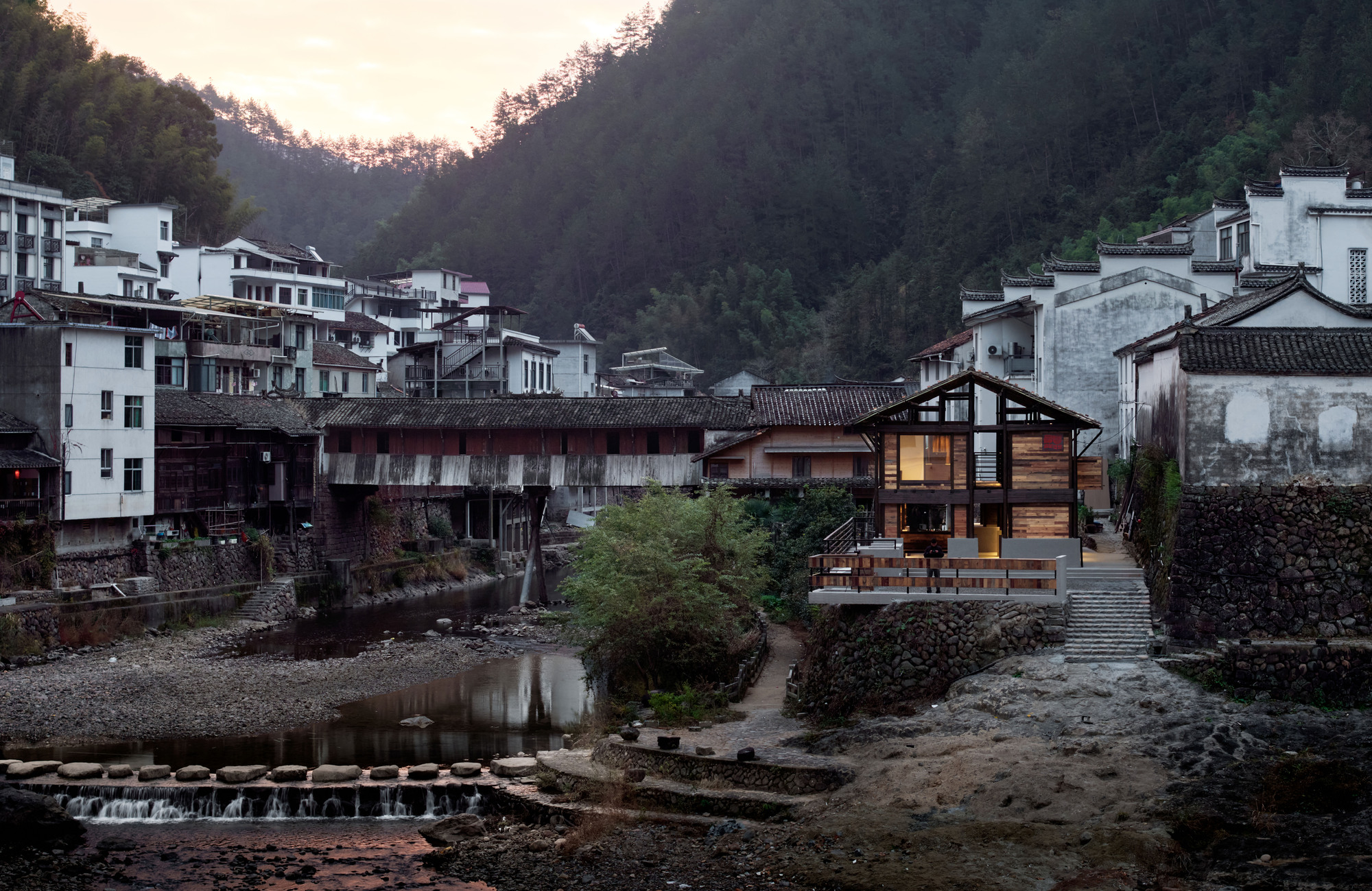 Renovation of the Old Riverside House / Ref Architects + 0.5m Studio-39