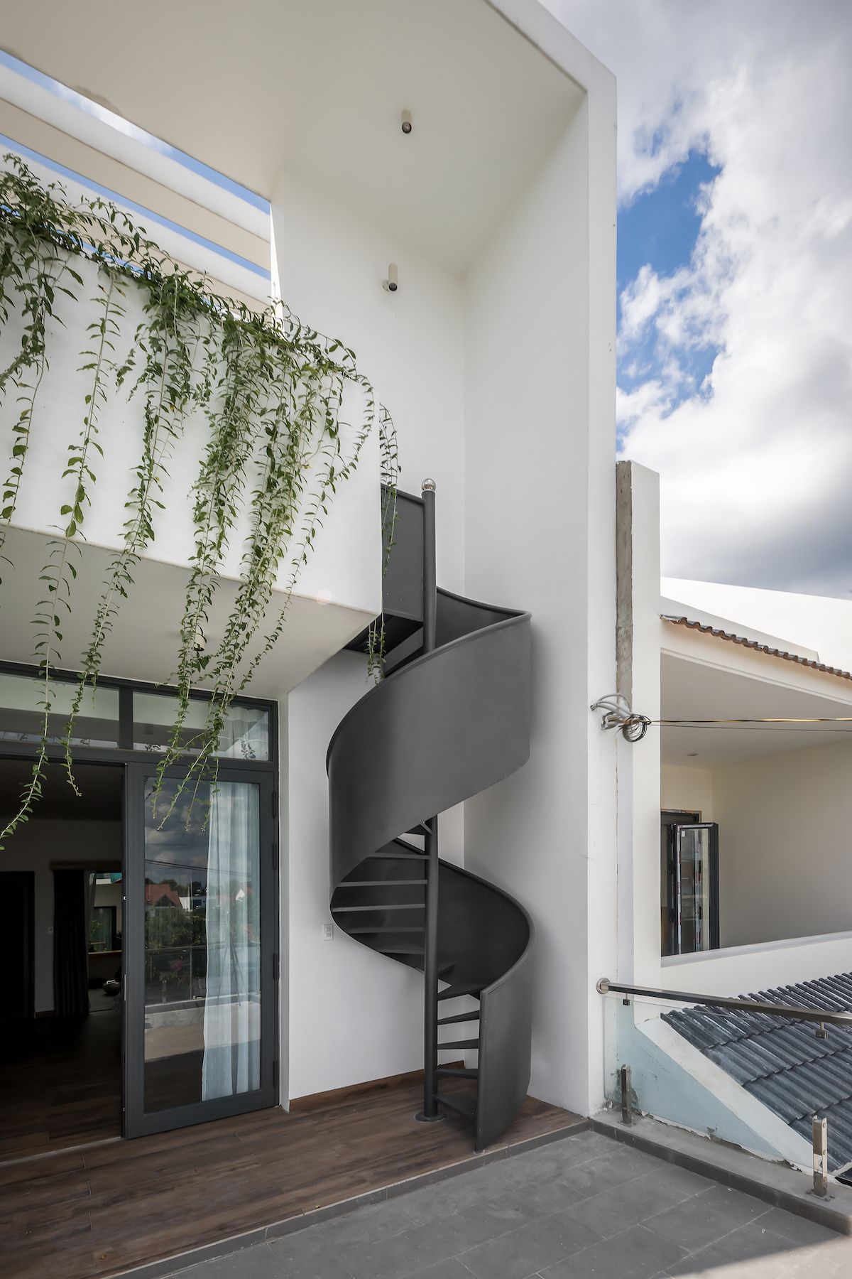 绿色桥梁连接多世代家庭-47