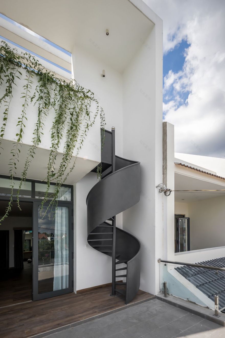 绿色桥梁连接多世代家庭-47