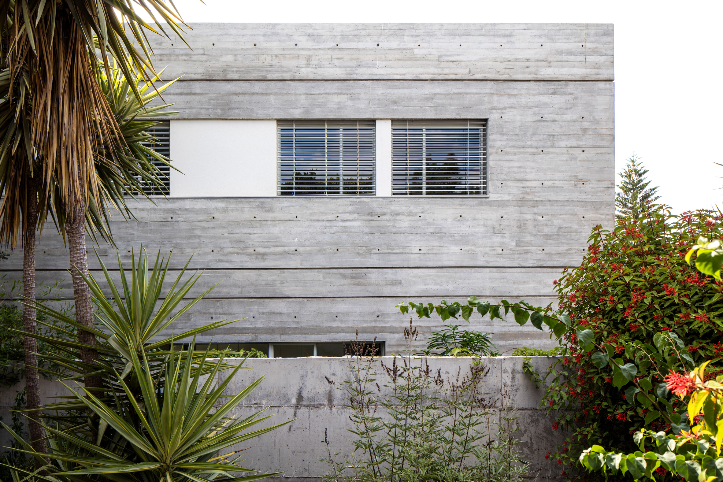 3322 Studio builds concrete home in Tel Aviv around enclosed patios-3