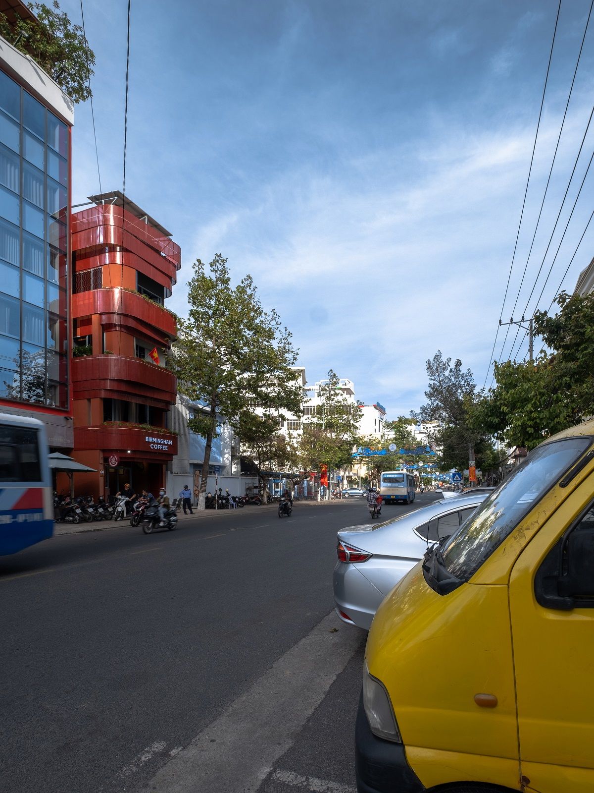 迷你公寓里的 Birmingham 咖啡馆 | 自然光与环保建材的完美融合-11