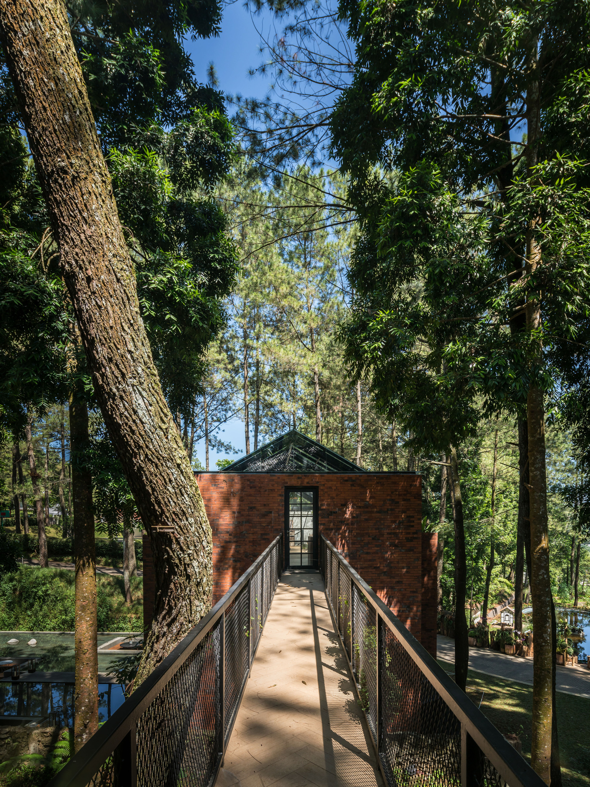 The Lakehouse Restaurant / LUWIST-23