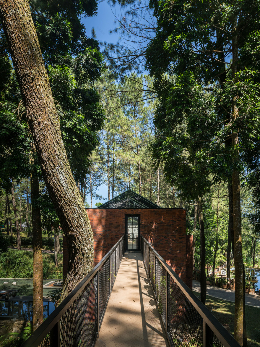 The Lakehouse Restaurant / LUWIST-23