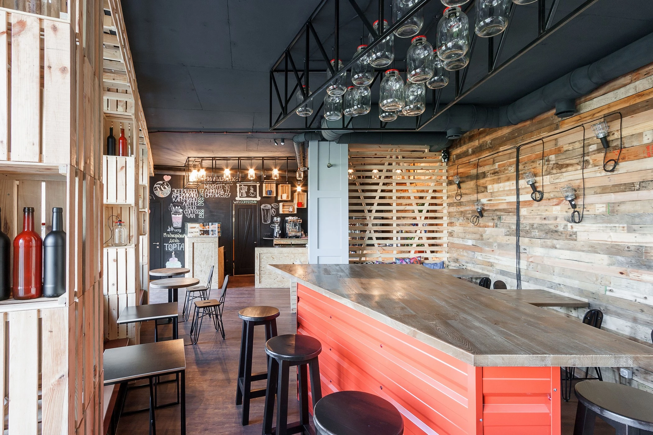 乌克兰 PENKA 咖啡吧 | 木质温馨空间与创意金属灯饰的完美结合-14