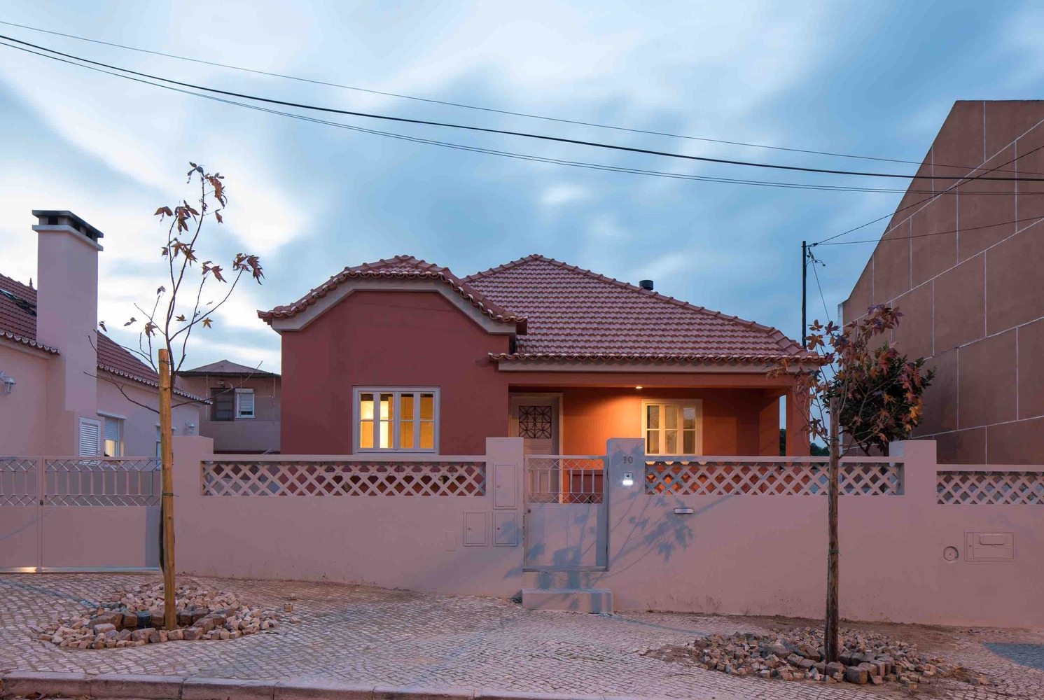 葡萄牙特拉法里亚度假屋 | 木质分隔打造舒适私密空间-53