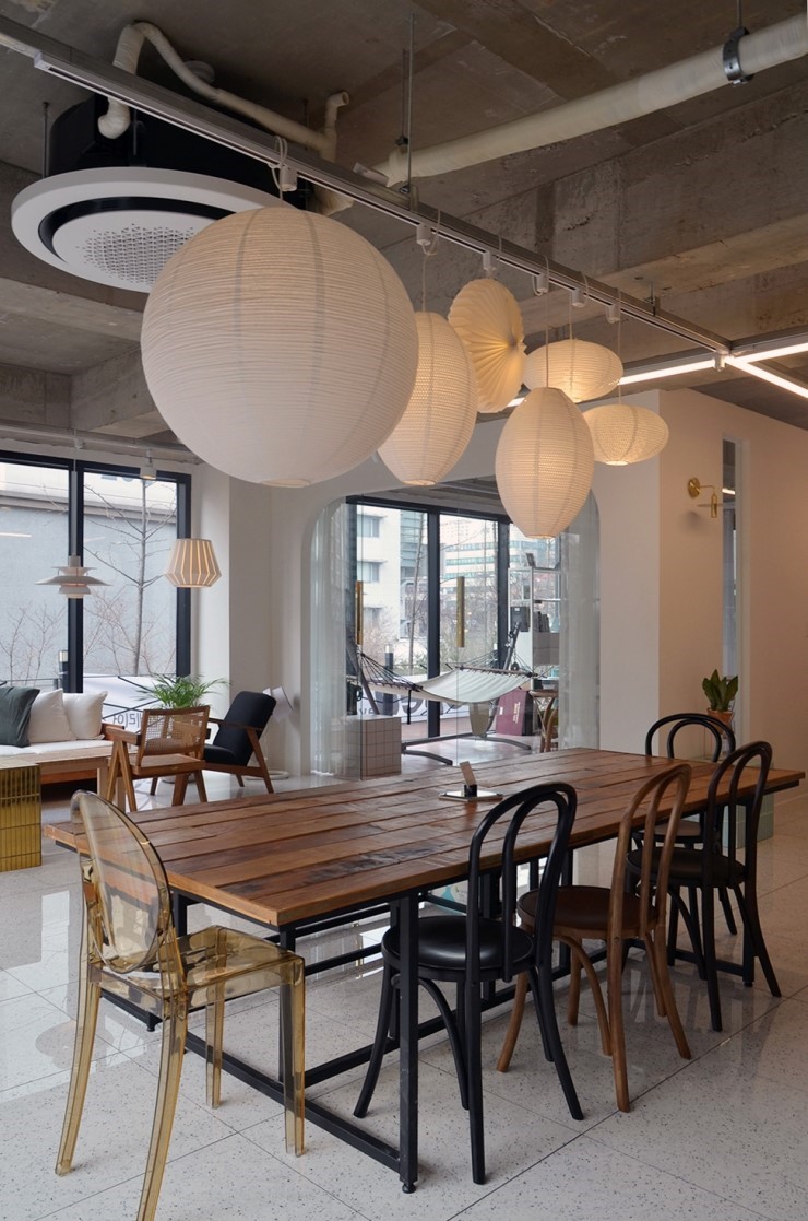 极简设计打造办公空间与展示厅-3