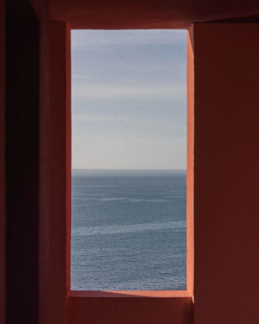 红墙 | 后现代公寓综合体的纯粹色彩与迷宫式空间-52