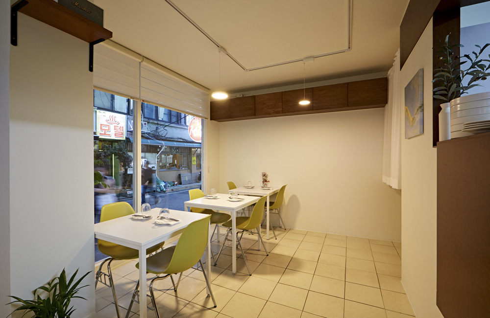 11 平小空间，白色与木质的极简餐厅设计-8