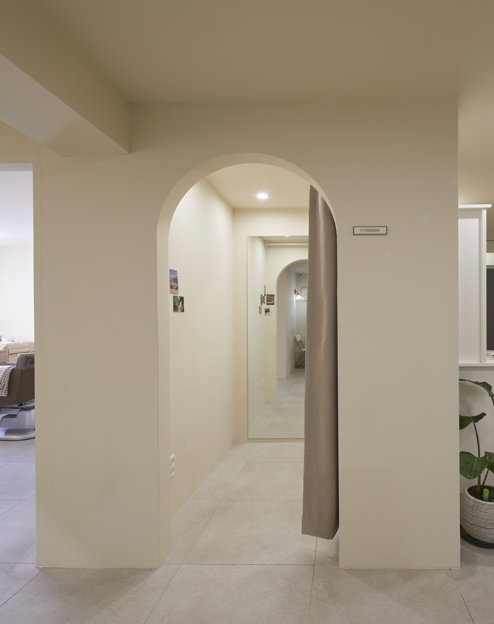 现代简约 16 平米美妆店设计-11