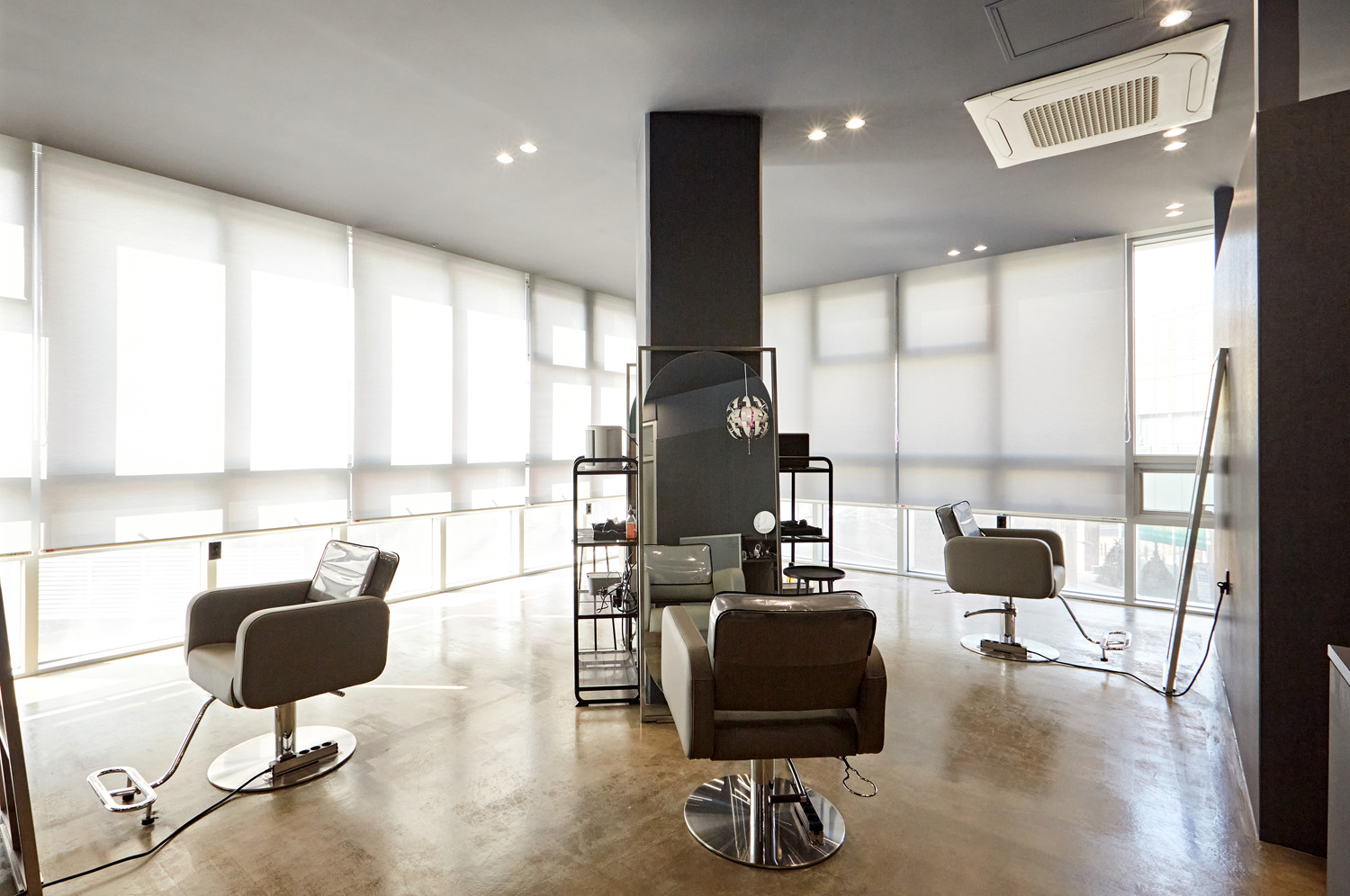 22 平现代男性美容室 | 黑白色调的精致空间-7