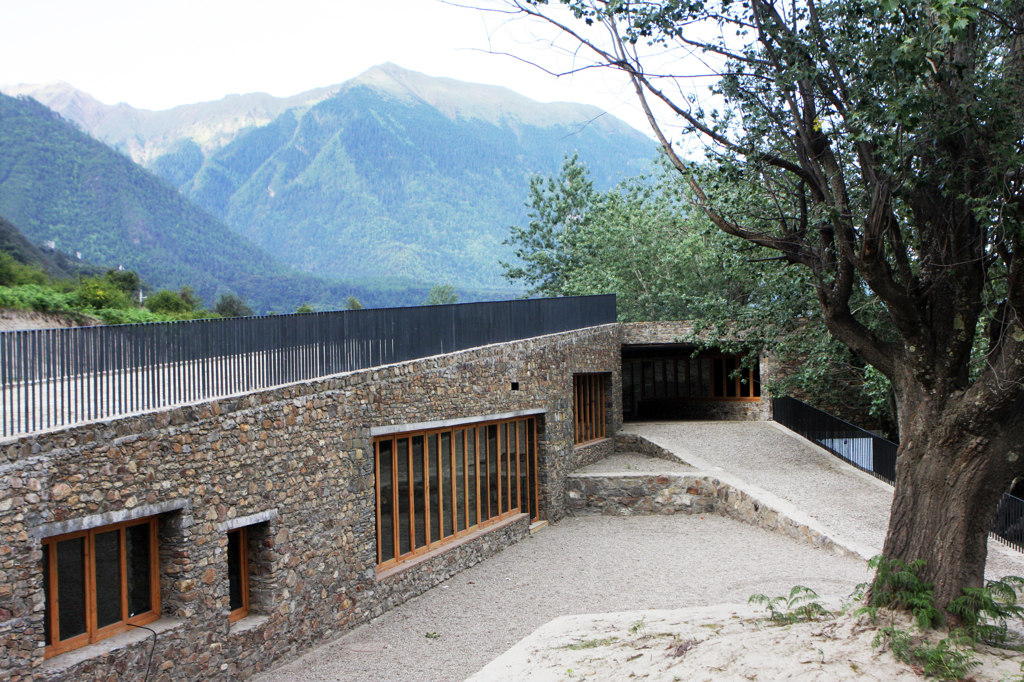 西藏雅鲁藏布江畔的船运终点站-10