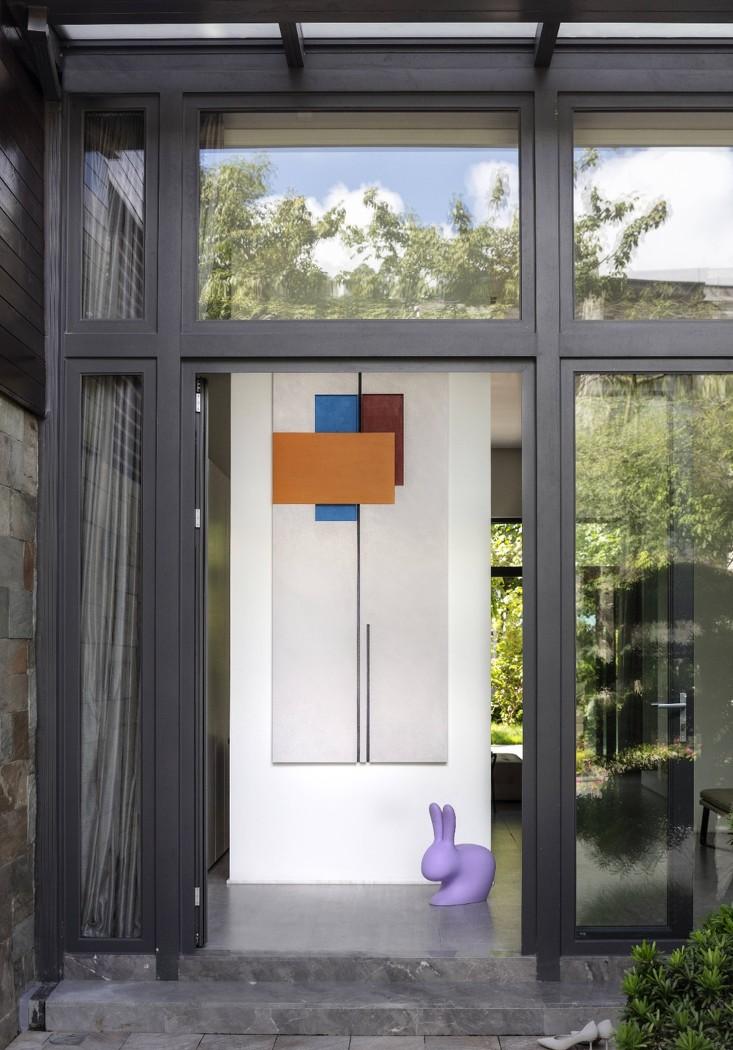 绿意葱郁中的现代极简别墅设计-8