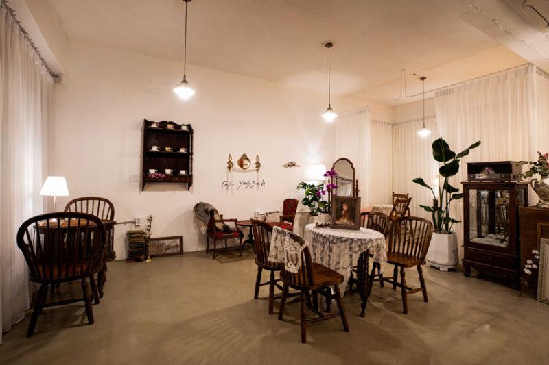 15 坪现代咖啡厅设计，展现极简与温馨的完美融合-5