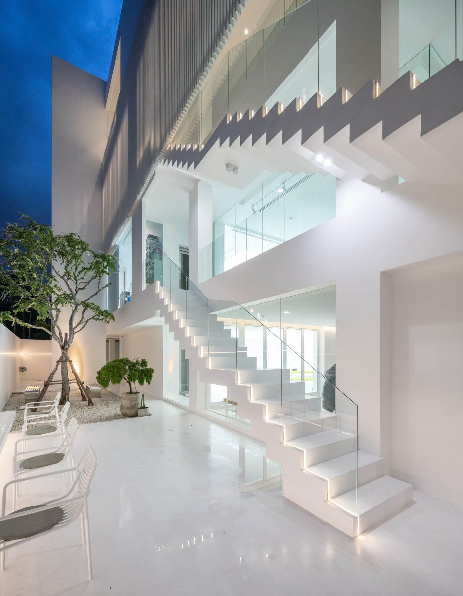 บ้านสีขาว โฮมสตูดิโอที่ผสานพื้นที่อยู่อาศัยในบ้านหลากฟังก์ชัน-25