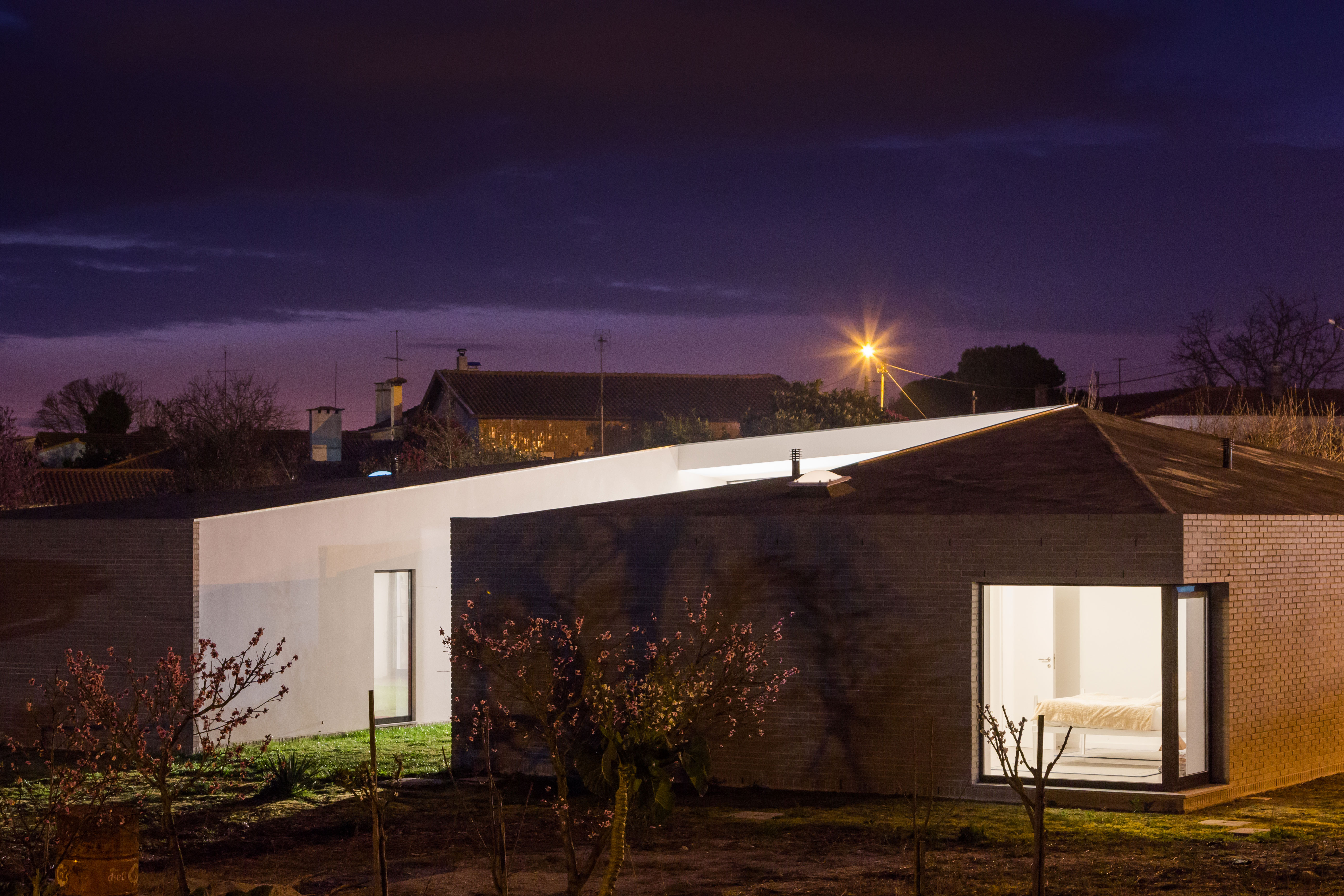 开放露台之居,和谐融入传统环境-15