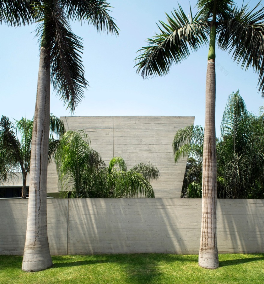 This Imposing Construction Shows us in its Interior an Aspect not Perceived From the Outside-7