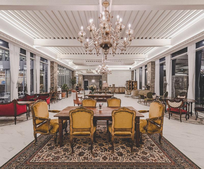 现代简约风咖啡厅设计，精致艺术品装点高级空间-7