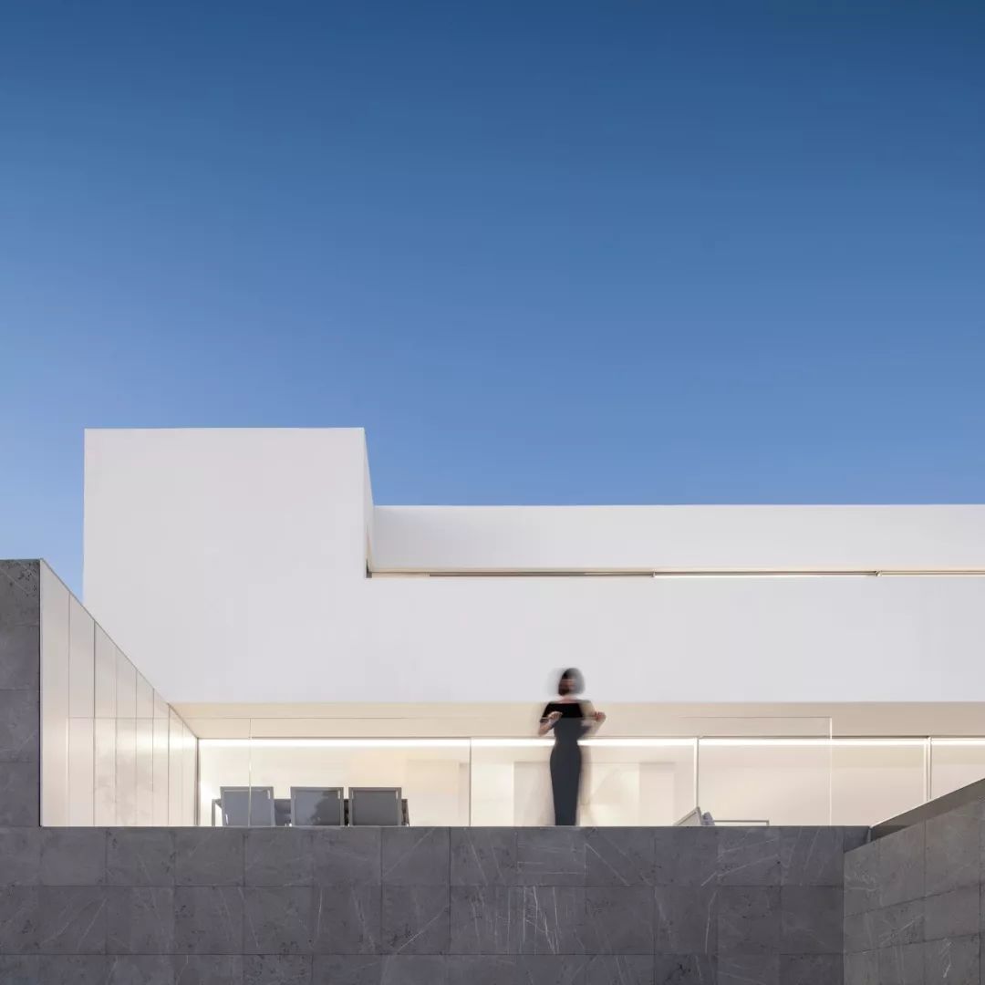 装满了的诗与远方的白色世界  Fran Silvestre-29