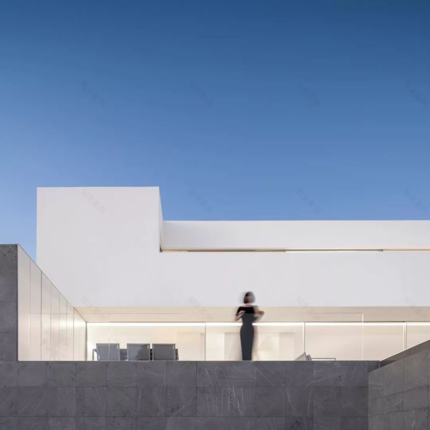 装满了的诗与远方的白色世界 Fran Silvestre-29