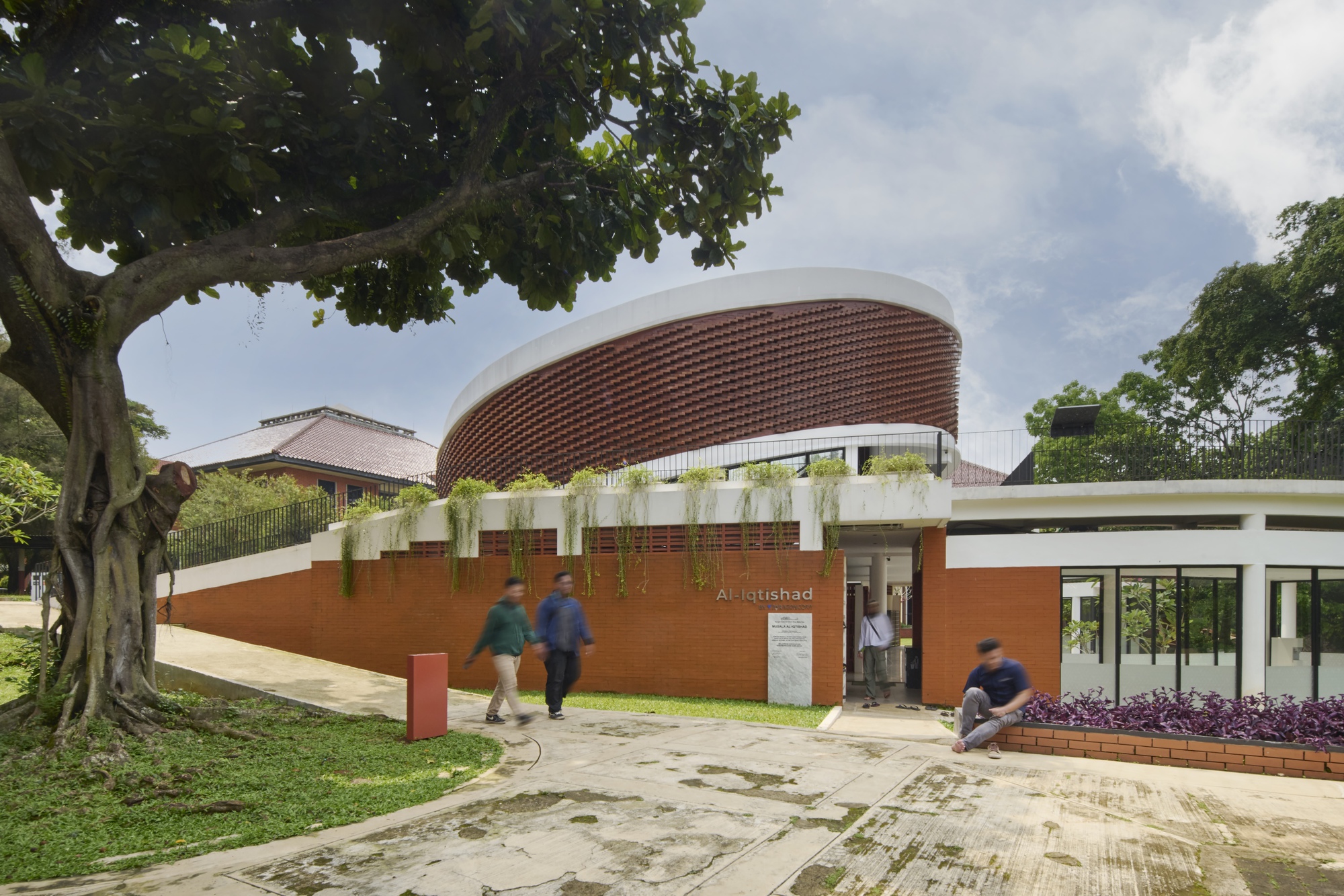 Al-Iqtishad Mushola / CREM Paragon x KIND-37