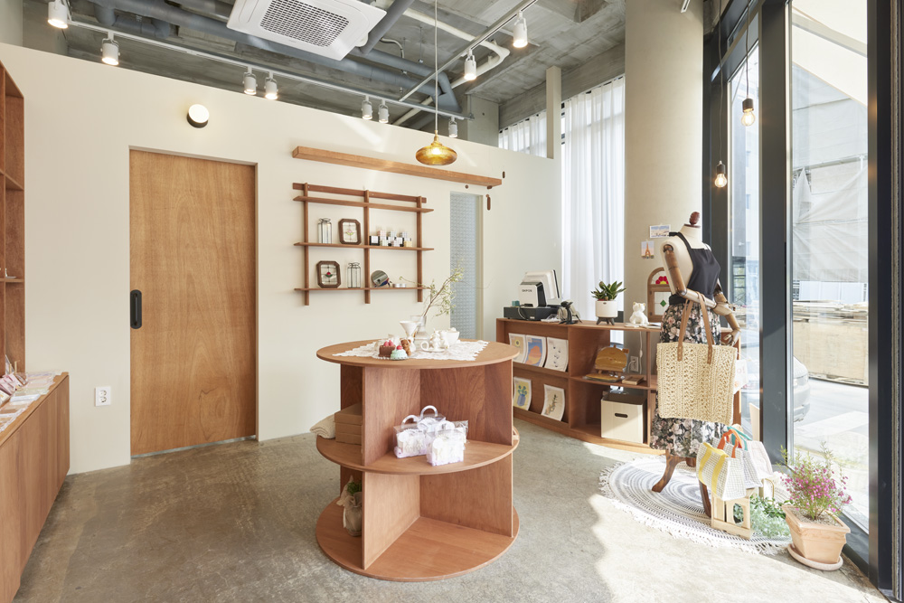 白色与木色交融，打造宁静舒适的室内空间-6