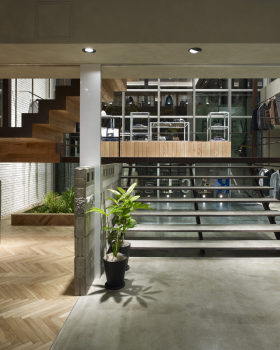 福冈怒蓝（注：这里RAGEBLUE可能是特定名称，直译为怒蓝，结合Fukuoka（福冈），推测可能是福冈的某个品牌、组织等叫怒蓝 ） 丨日本福冈丨构造设计寺戸巽海,照明设计DAIKO