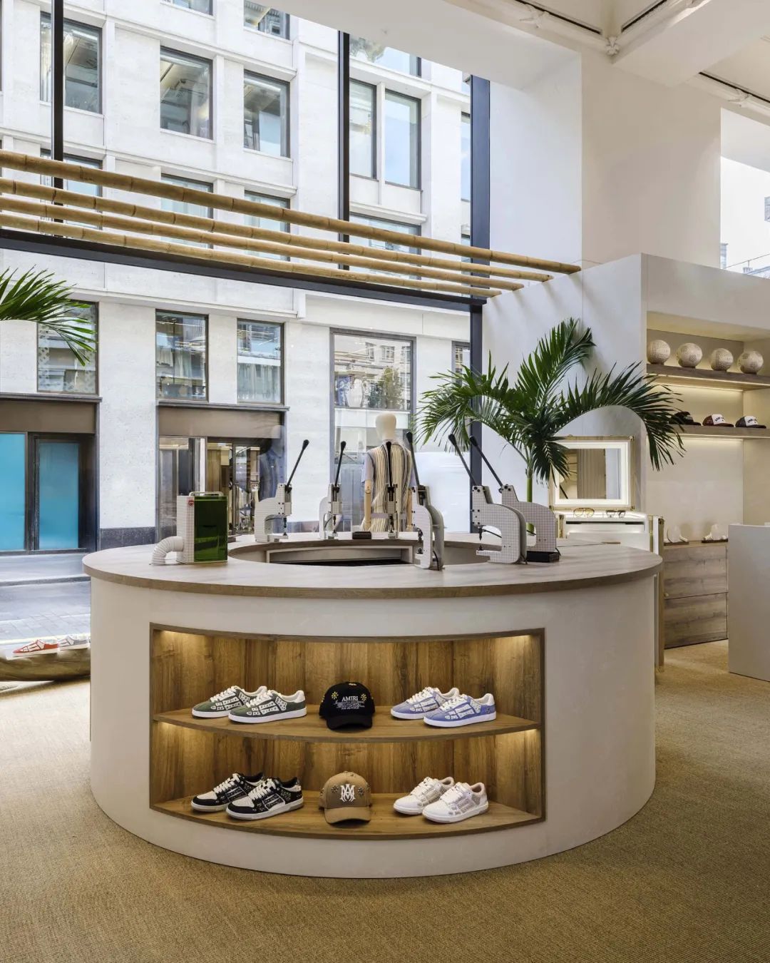 Amiri 海滩俱乐部沉浸式装置展丨英国伦敦丨品牌创始人兼创意总监 Mike Amiri-9