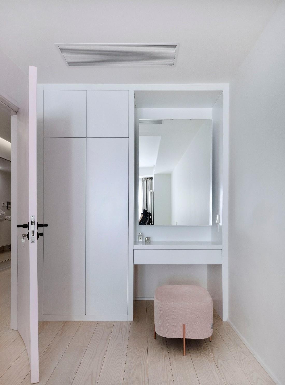 弧形长廊引导的现代家居设计-40