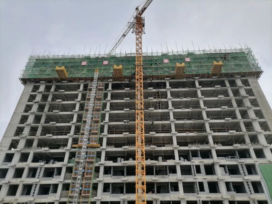 华建铝业五分厂生活区第一座职工公寓楼封顶-29