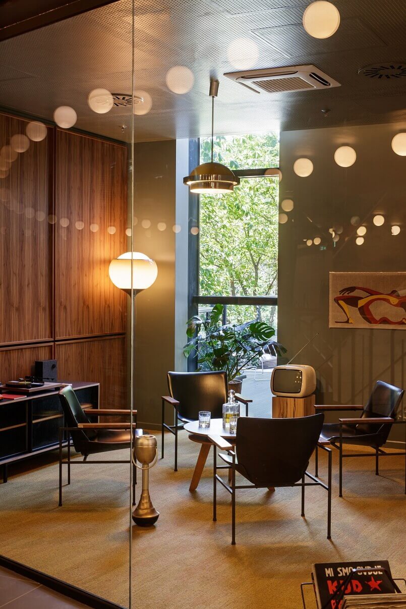 创意办公室设计  带公园景观的设计师工作室彩色展厅丨克罗地亚萨格勒布丨Brigada（克罗地亚知名室内设计公司）-38