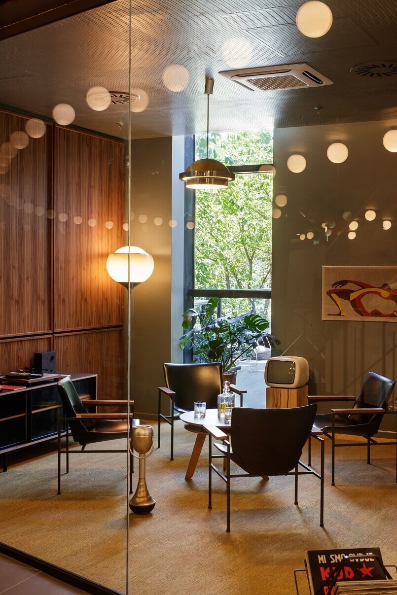 创意办公室设计 带公园景观的设计师工作室彩色展厅丨克罗地亚萨格勒布丨Brigada(克罗地亚知名室内设计公司)-38