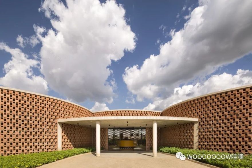 巴西 Unileão 大学体育馆 | 砖纹理与绿意空间的巧妙结合-15