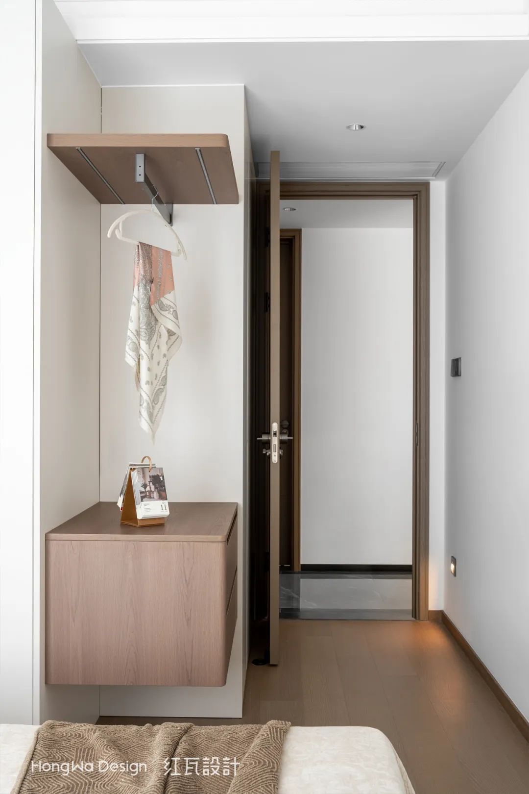 红瓦设计·实景案例丨131㎡精装改现代简约，双移门后居然暗藏玄机，这样设计多出两间房！-57