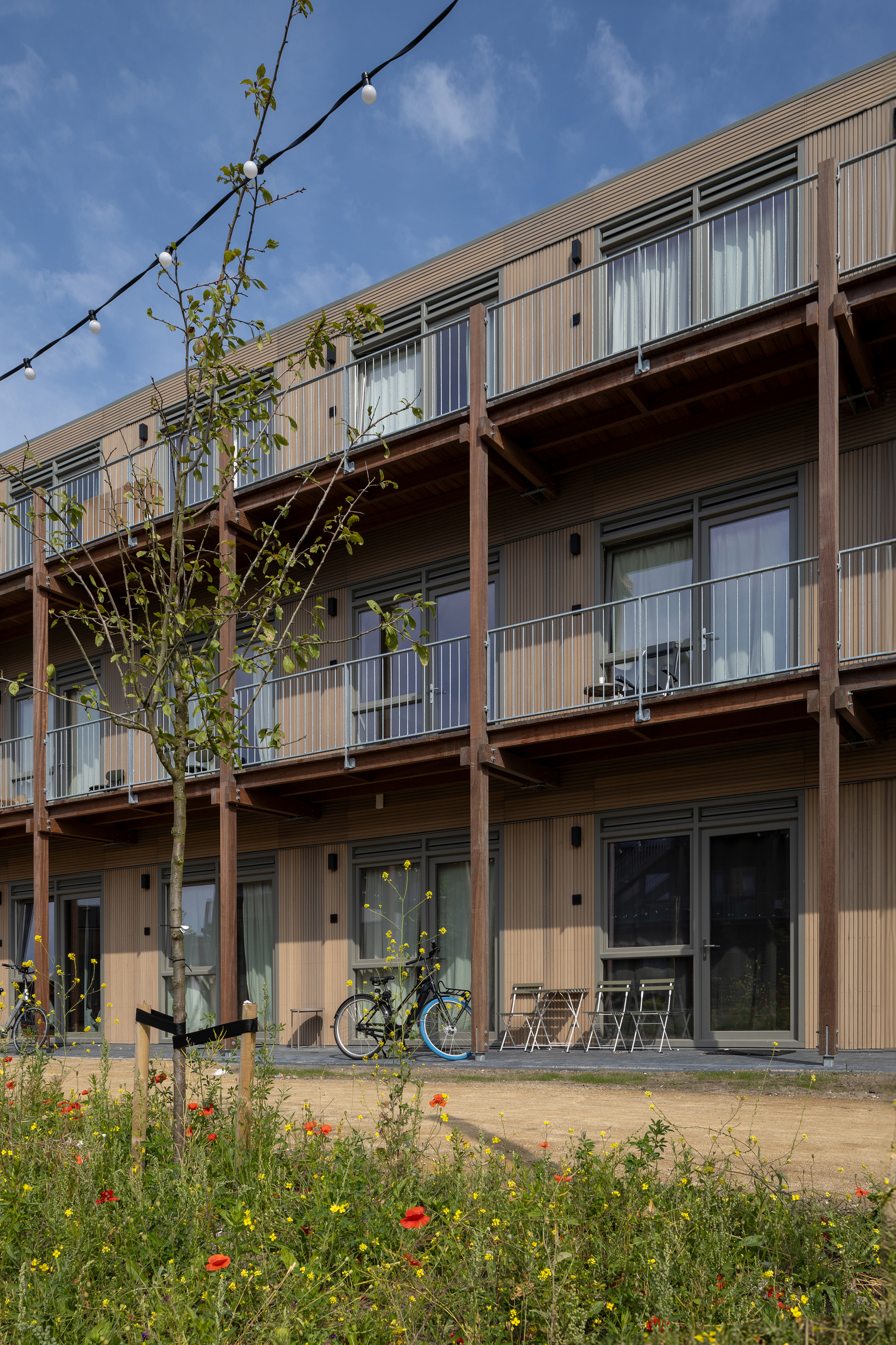 Circular Living Room and Temporary Housing / VLOT architecten-22