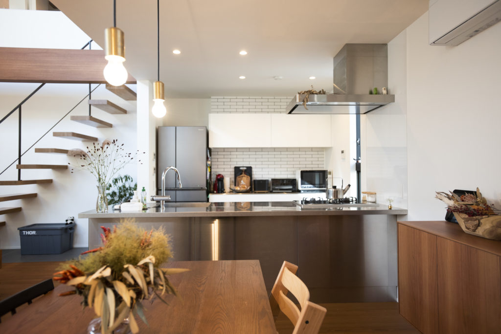 陽光が降り注ぐ　中央に設けた吹き抜けが家族の一体感を生み出す | Family | 100%LiFE-5