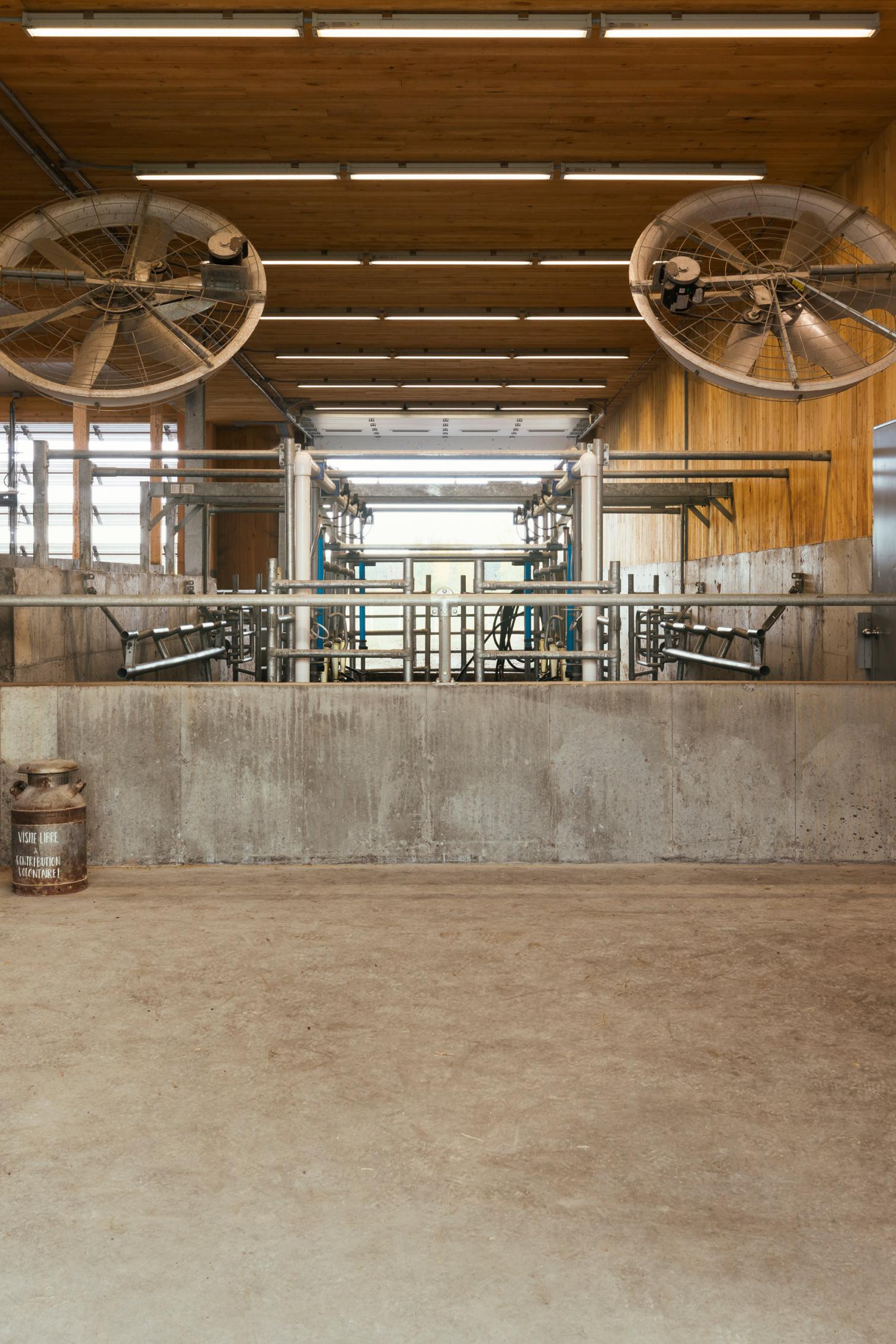 融入自然的奶牛棚设计-11