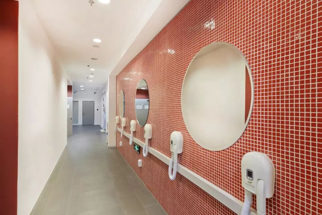 活力色彩打造的地下运动中心-13