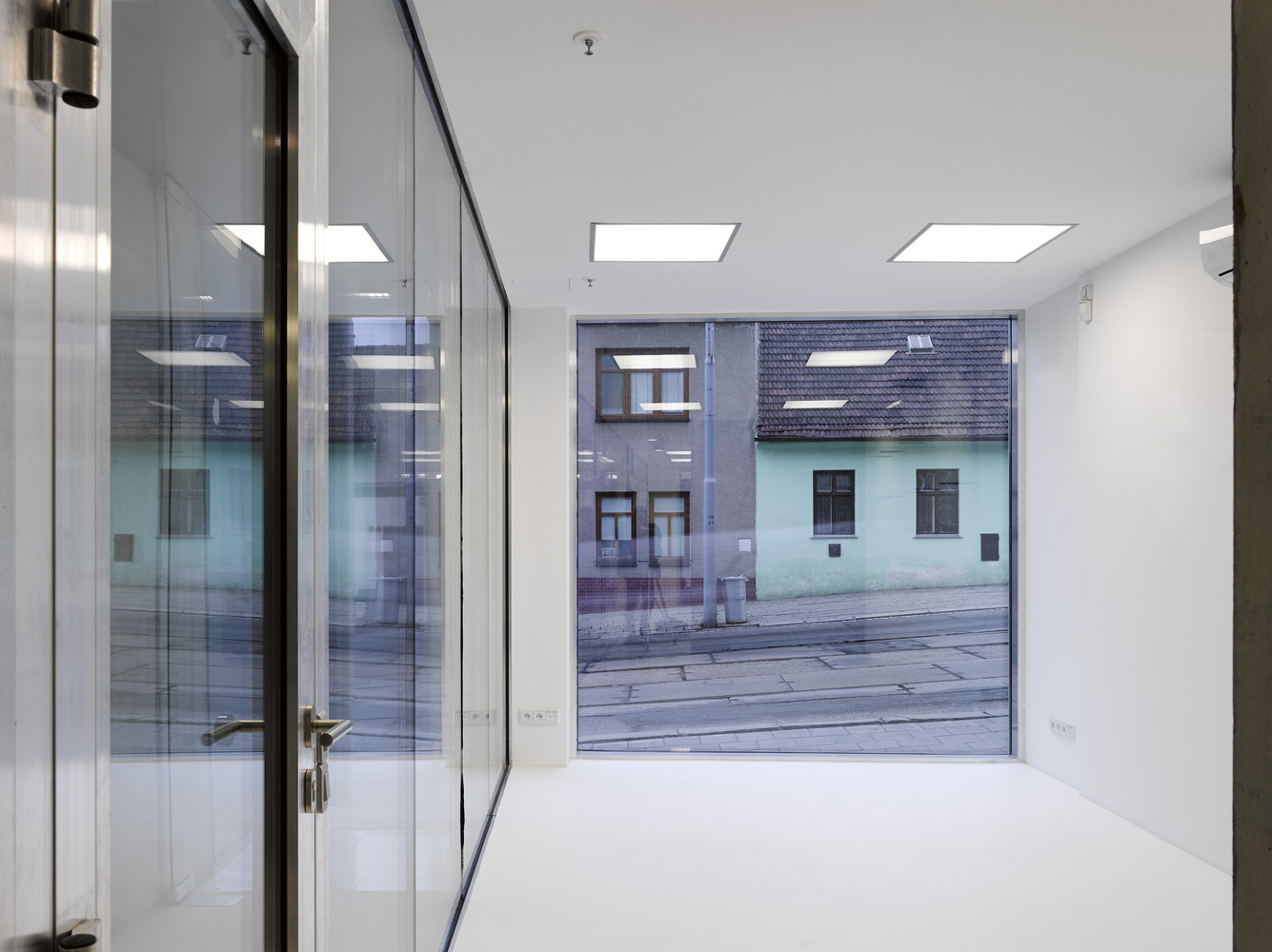 捷克布拉格四层狭长住宅-38