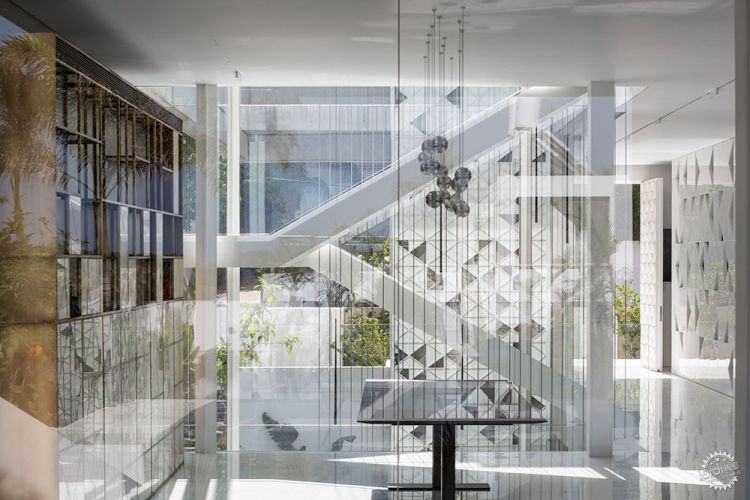 重複與韻律之美：三角形鏤空白色鋁板的應用。 - WEHOUSE-2