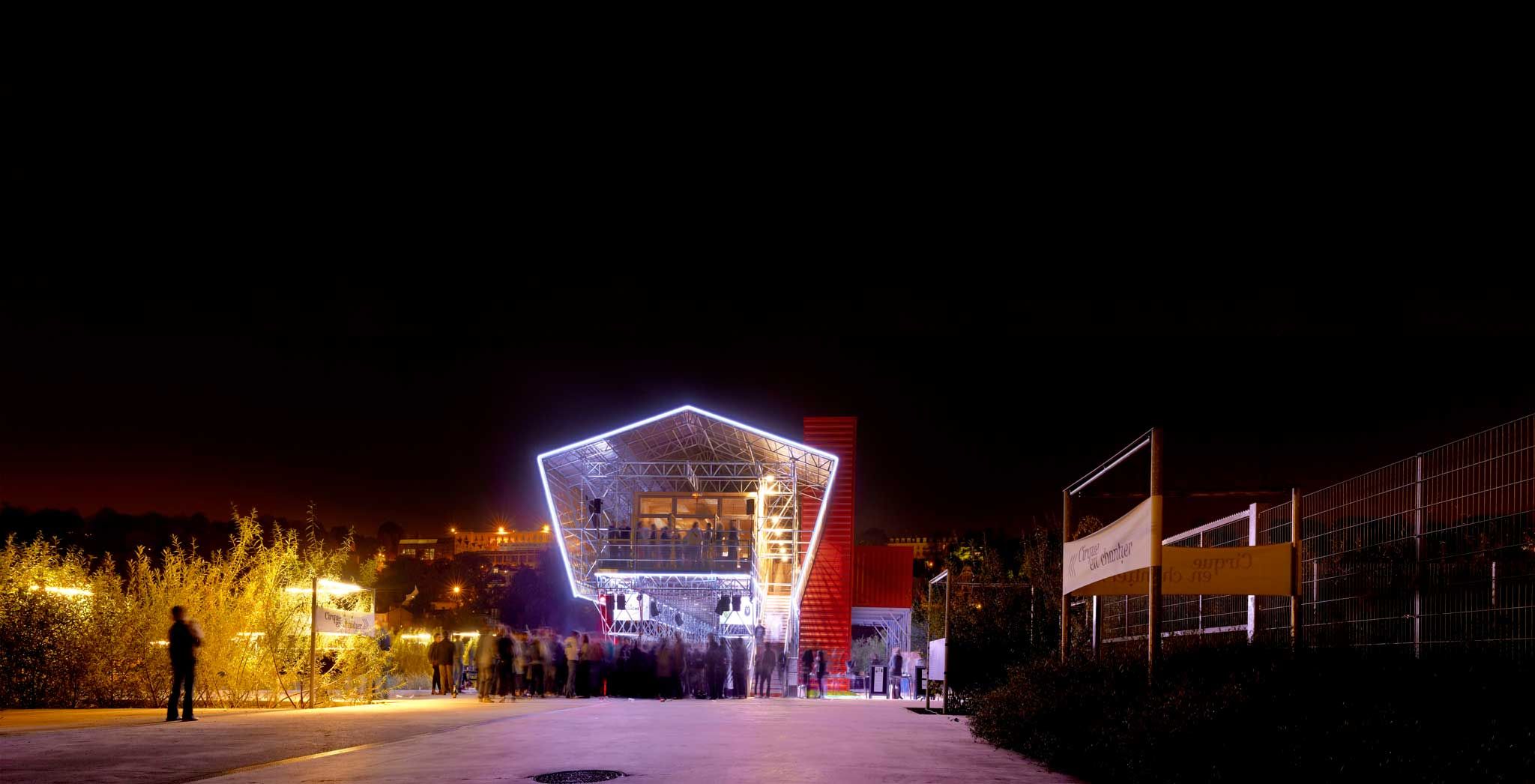 岛上的大桌子（因信息有限，该翻译是按字面意思直译为岛上的大桌子，若结合更具体语境，可能存在其他更适合表述，比如这里 tables 也可能有引申含义如大餐桌大型会议桌等，但根据当前原文只能给出此翻译） 丨法国巴黎-13