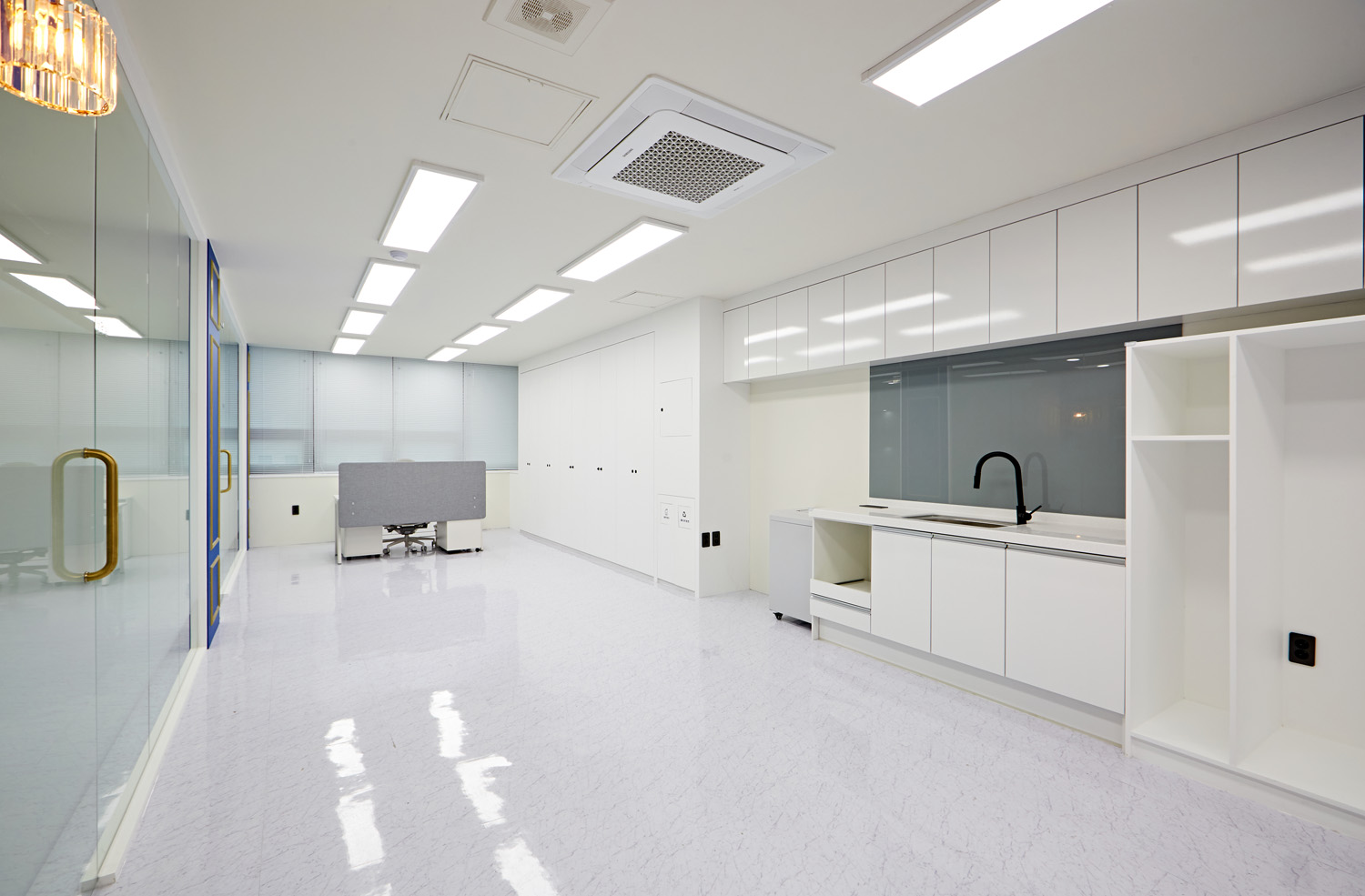 蓝色调的简洁法律事务所室内设计-6