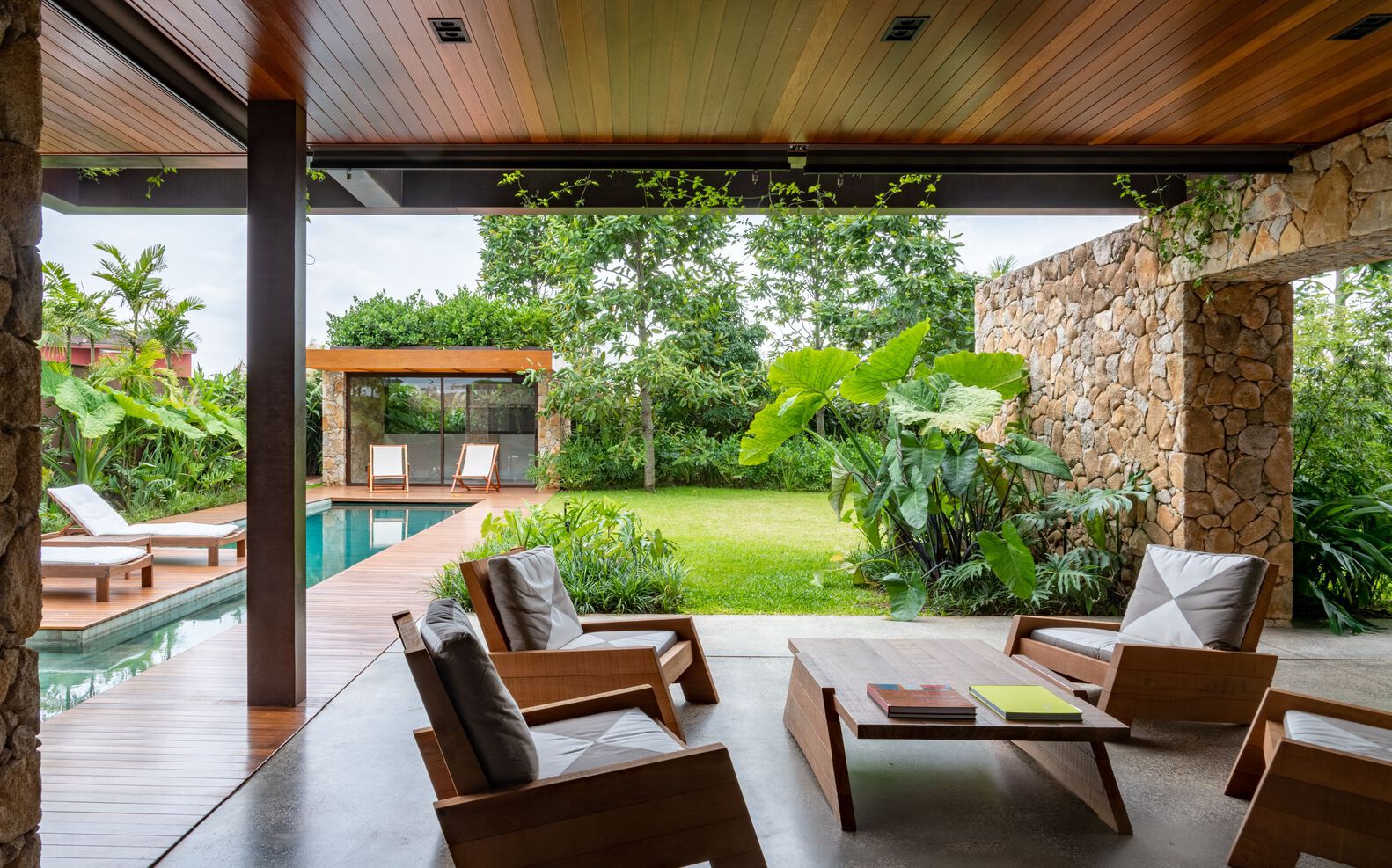 绿意盎然与自然共生的巴西家庭住宅丨巴西圣保罗-60