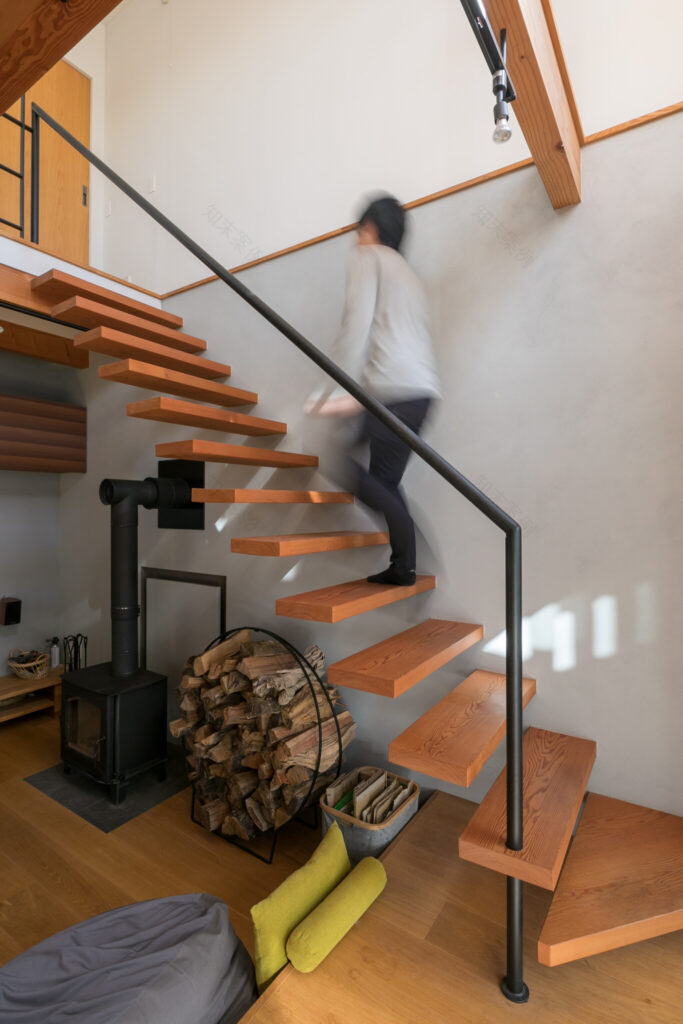 薪ストーブのあるピットリビング 外とのつながりがくつろぎを生む “共有”の空間と時間を作る家 | Style of Life | 100%LiFE-4