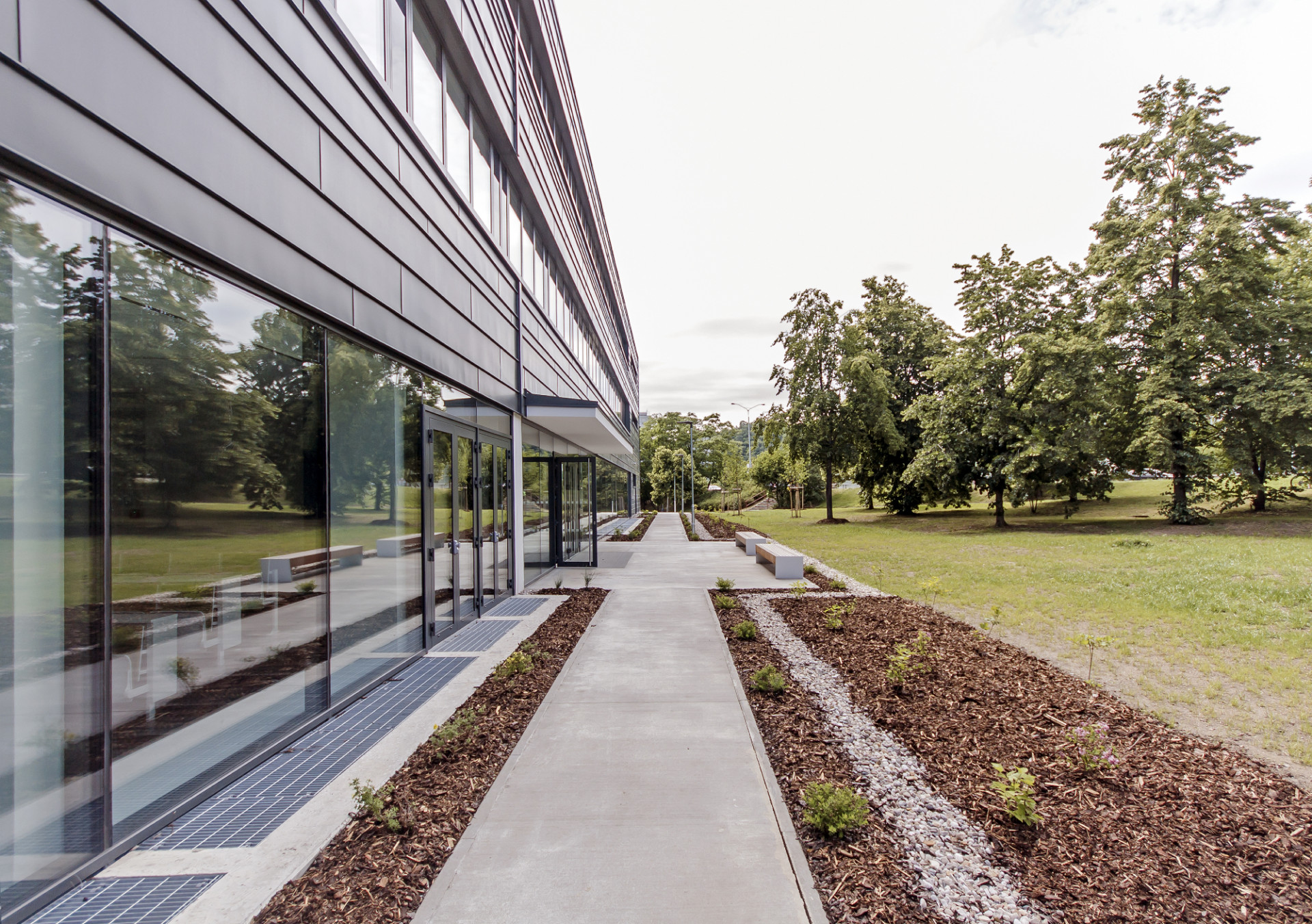      Katalog: majo architekti - Pavilon IMPAKT MFF UK
 |  EARCH.cz-55