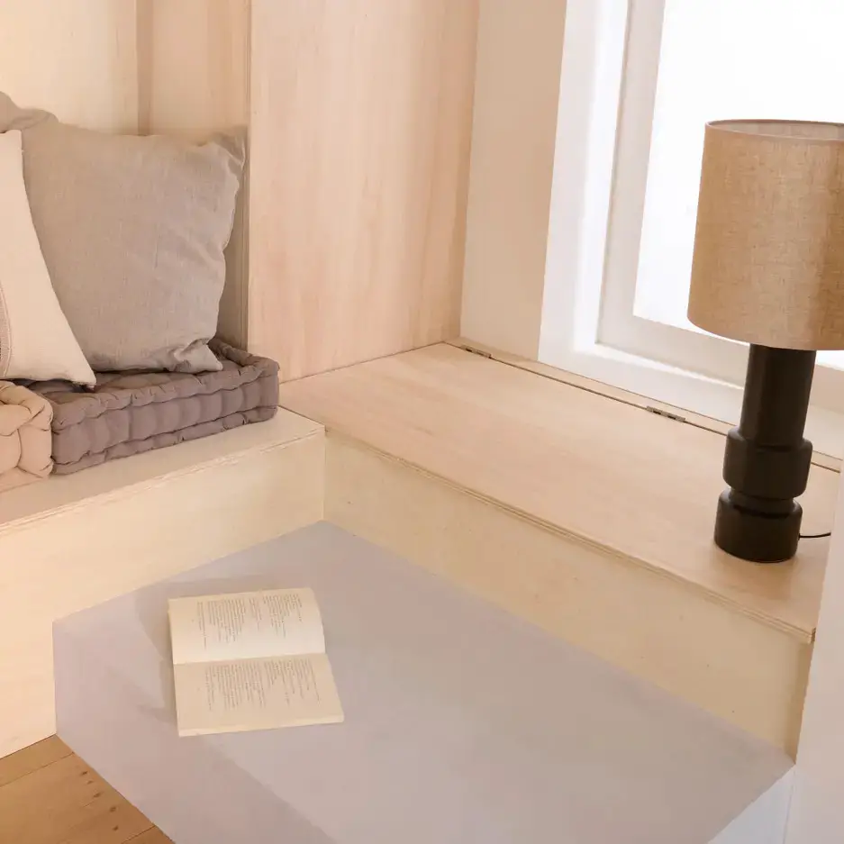 现代舒适客厅的定制书架设计-6